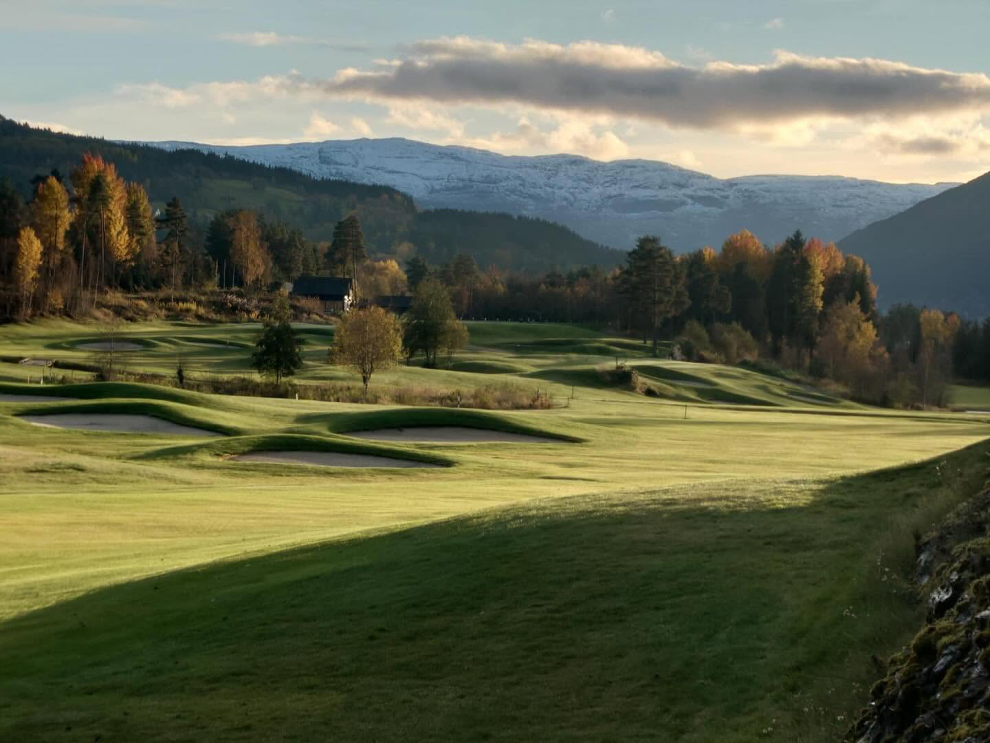 Golfbana ved Lønavatnet med fjella kring Voss i bakgrunnen
